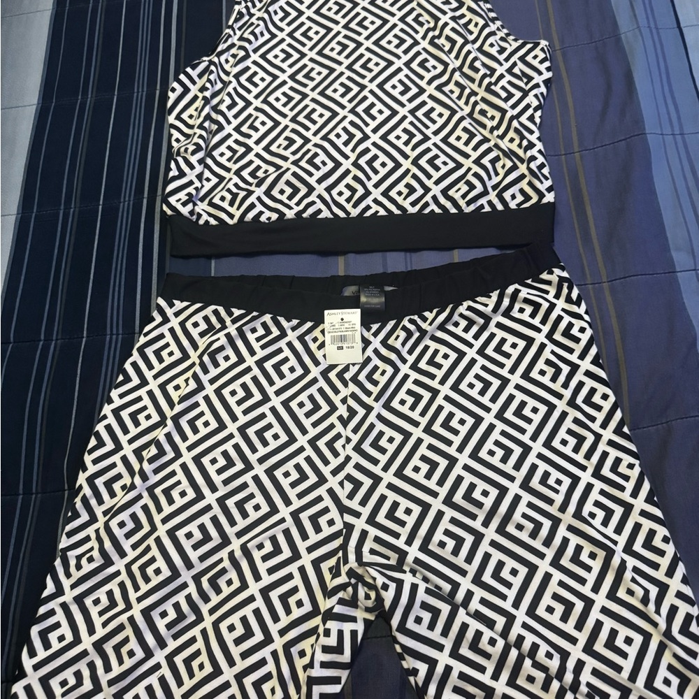 Ashley Stewart Black and White Geometric Women Shorts